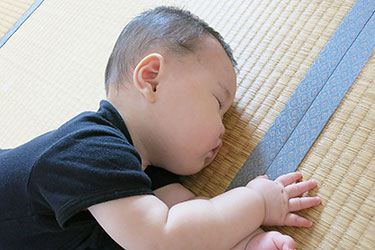 畳と赤ちゃんの画像